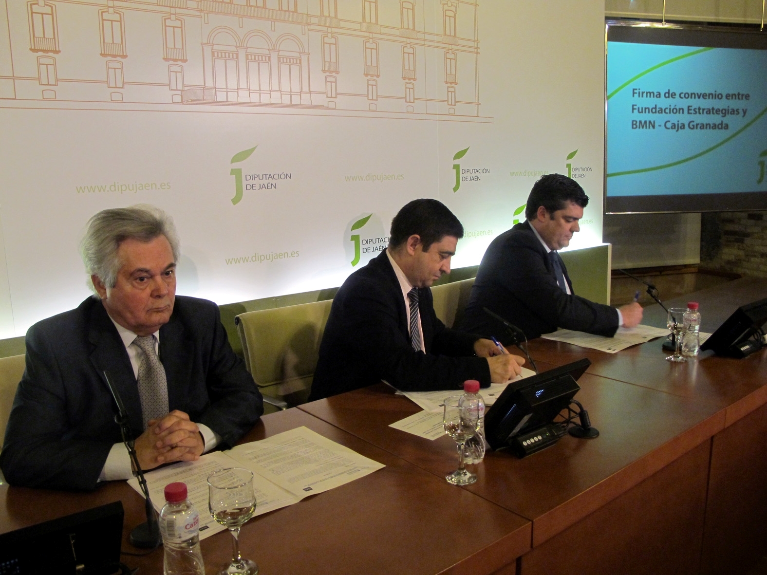 Antonio Jara Andréu, Francisco Reyes Martínez y Salvador Curiel Chaves en el momento de la firma del Convenio