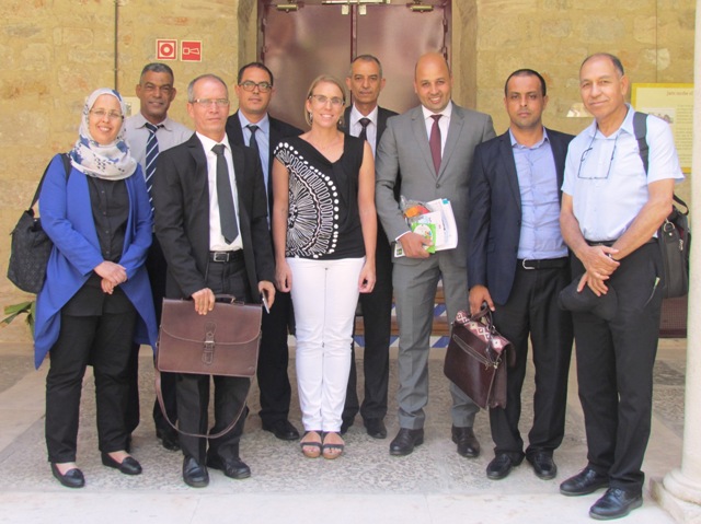 Grupo de agentes locales procedentes de Túnez, con la directora de la Oficina Técnica de la Fundación 
